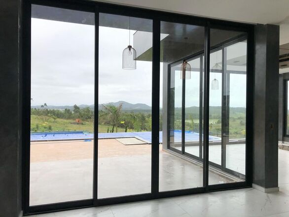 Porta de Alumínio Moderna e Durável